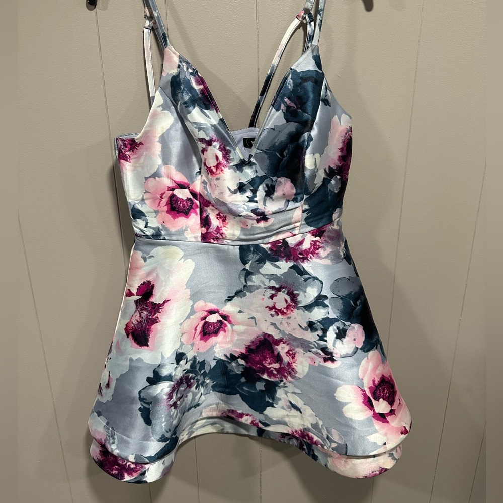 Mini dress.  Pictures don’t do it justice!  Fits beautifully!